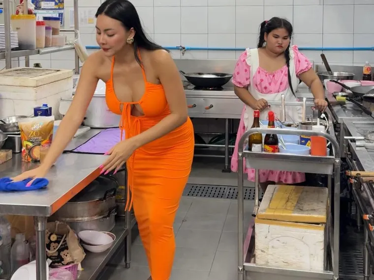 Chủ quán Thái Lan mặc gợi cảm để hút khách