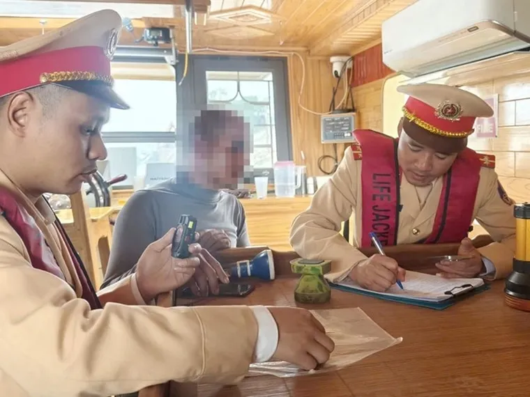 CSGT đường thủy Hà Nội xử lý nghiêm tàu thuyền vi phạm trên sông