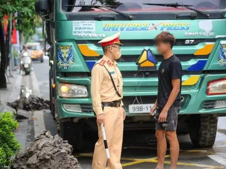 Phạt gần 35 triệu đồng tài xế xe chở quá khổ, tạo 'bẫy' trơn trượt