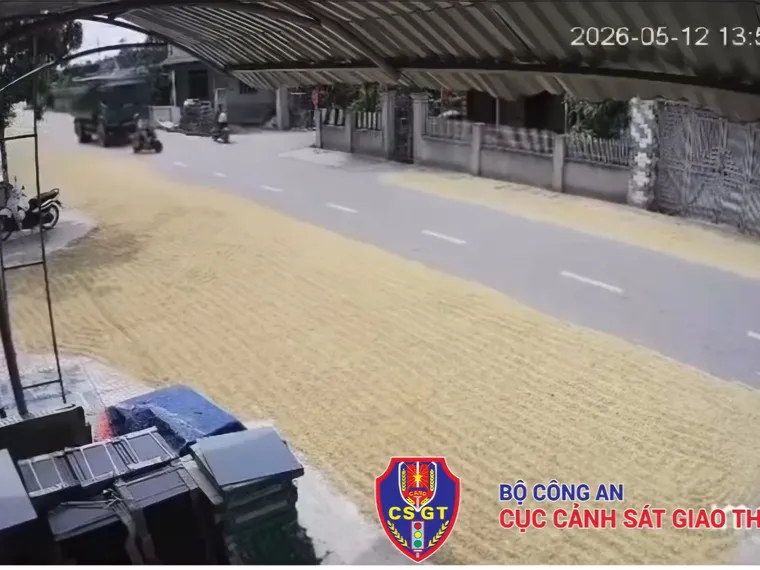 Cục CSGT cảnh báo việc phơi thóc lúa trên đường dẫn đến tại nạn giao thông