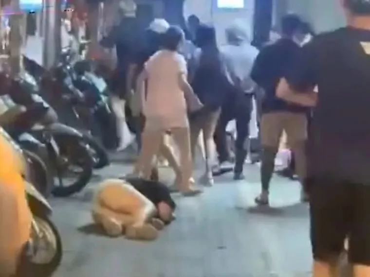 Tạm giữ một số người liên quan vụ cô gái bị đánh gục trong đêm trên phố Hà Nội