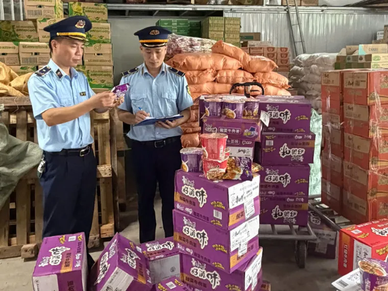 Phát hiện, thu giữ hơn 1.000 sản phẩm mỳ ăn liền không rõ nguồn gốc xuất xứ