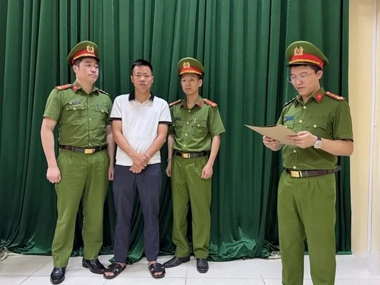 Phê chuẩn khởi tố chủ cửa hàng bán hơn 1.100 đôi giày giả nhãn hiệu