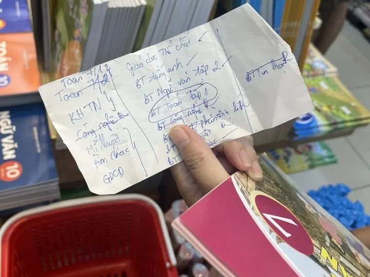 Phụ huynh ở TP.HCM đi 8 cửa hàng mới mua đủ một bộ SGK cho con