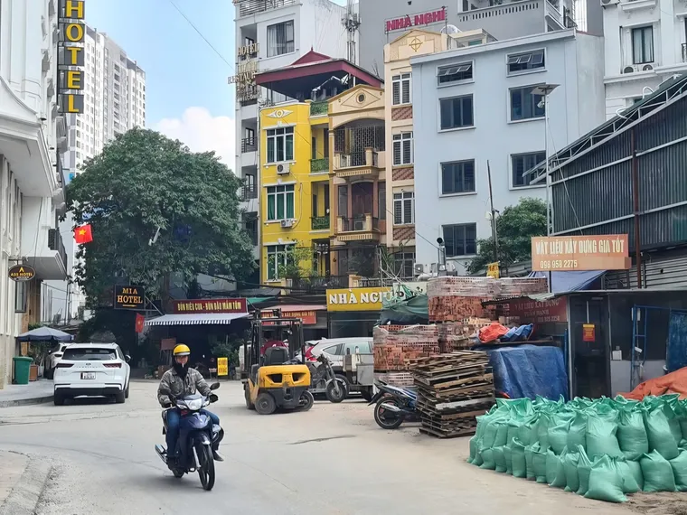 Bãi VLXD nhếch nhác ở phường Thanh Xuân
