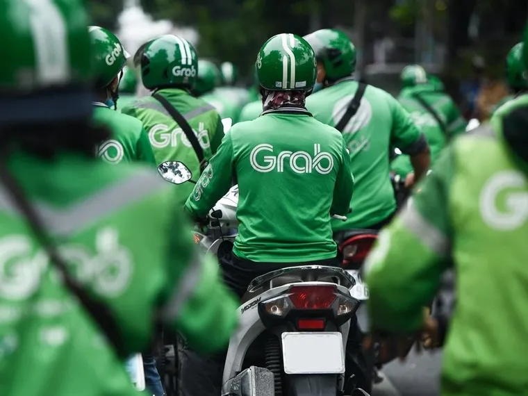Tài xế Grab kêu gọi tắt app, tranh cãi chuyện chia tiền mỗi cuốc xe
